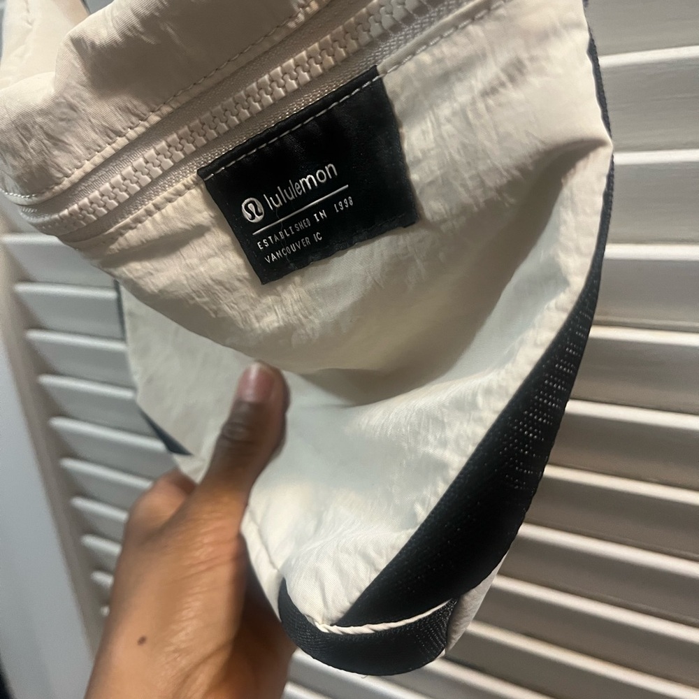 lululemon athletica Off-White Crossbody Pouch with Black Logo Patch - Picture 4 of 5